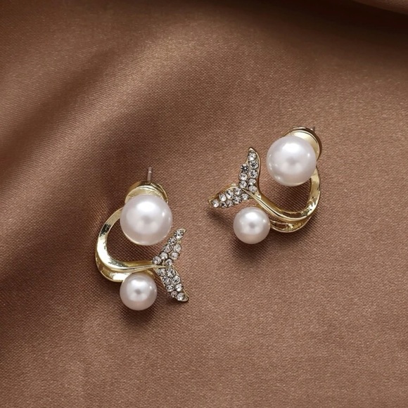 Fishtail Pearl Earrings - Picture 2 of 8